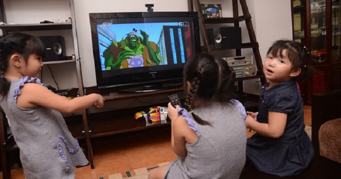 Kết quả hình ảnh cho bé xem tivi