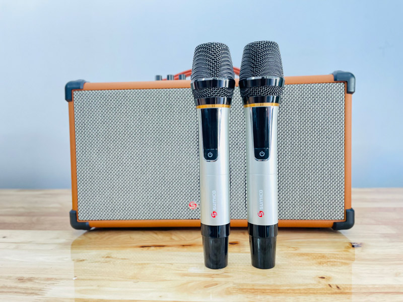 loa sumico bt-s52 được trang bị thêm 2 micro uhf chất lượng