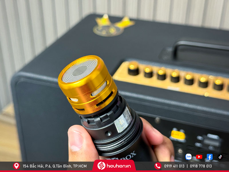 Loa KC279 Premium được trang bị micro mới có thiết kế giống với mẫu micro m33 với thay đổi col micro